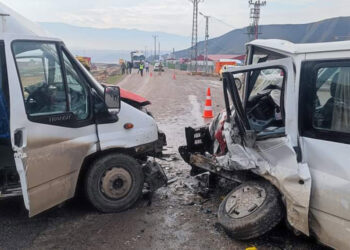 Şırnak'ta minibüsler çarpıştı: 16 yaralı