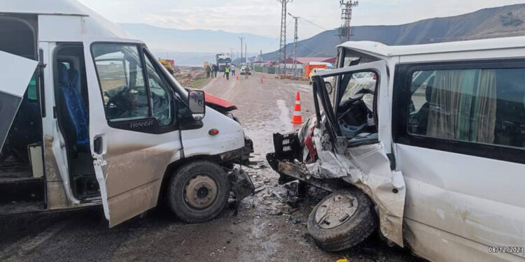 Şırnak'ta minibüsler çarpıştı: 16 yaralı