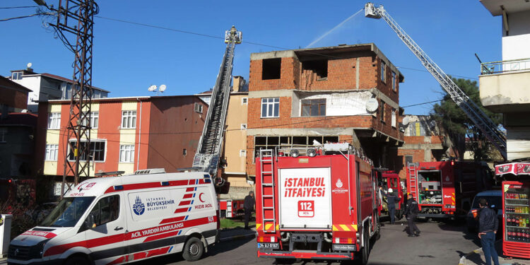 Sultanbeyli'de 3 katlı binanın çatısında yangın