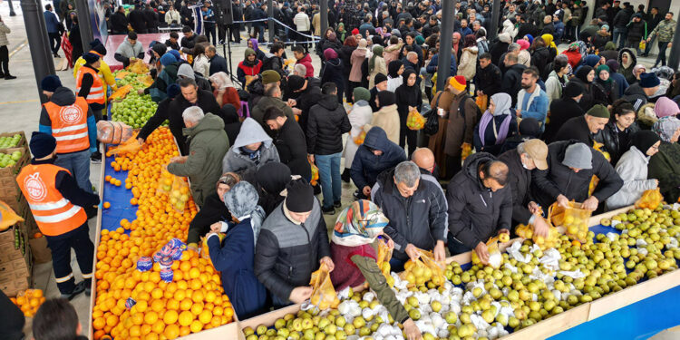 Sultanbeyli’de 6 bin öğrenciye ‘vitamin filesi’ dağıtıldı