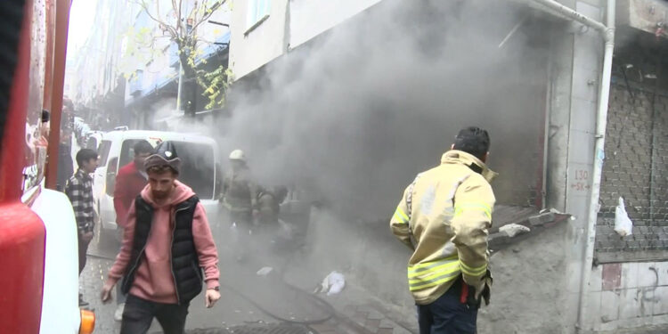 Sultangazi'de ayakkabı atölyesinde yangın