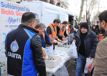 Sultangazi'de vatandaşlara 3 buçuk ton balık dağıtıldı