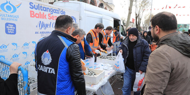 Sultangazi'de vatandaşlara 3 buçuk ton balık dağıtıldı 