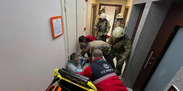 Sultangazi'de yangında mahsur kalan 17 kişiyi itfaiye kurtardı