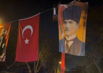 Suudi Arabistan Büyükelçiliği'nin sokağını 'Atatürk' posterleriyle donatıyoruz