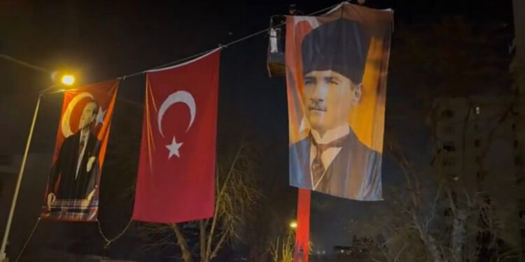 Suudi Arabistan Büyükelçiliği'nin sokağını 'Atatürk' posterleriyle donatıyoruz