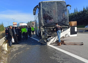 TEM'de yolcu otobüsü TIR'a arkadan çarptı: 13 yaralı