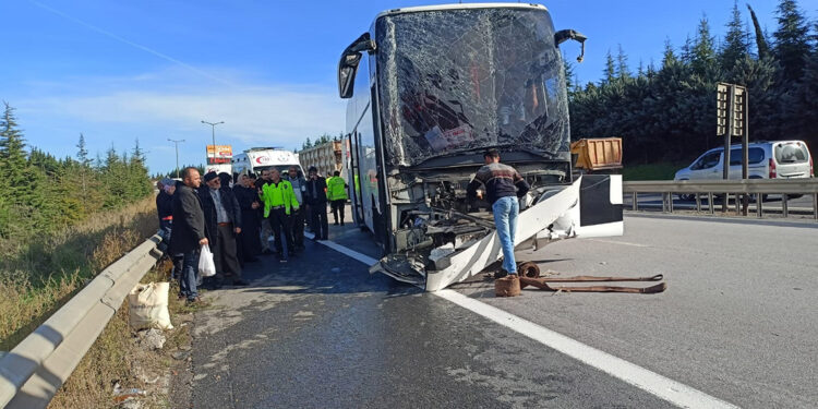 TEM'de yolcu otobüsü TIR'a arkadan çarptı: 13 yaralı