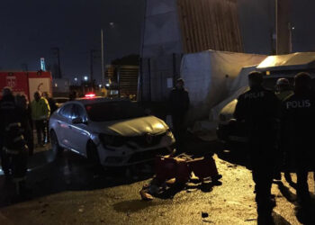 TIR seyyar köftecideki müşterilerin arasına daldı: 5 yaralı