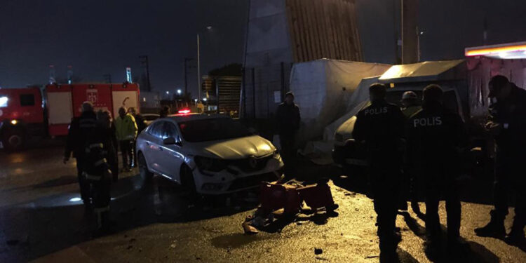 TIR seyyar köftecideki müşterilerin arasına daldı: 5 yaralı