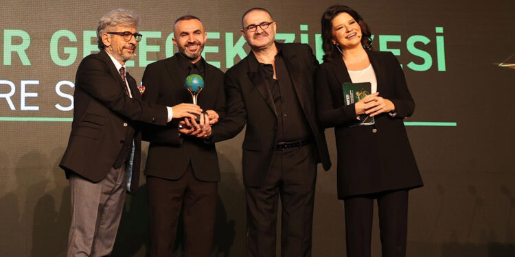 TOPFED’den iş insanı Hakkı Akdeniz’e ödül