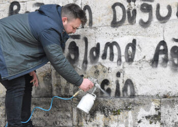 Tarihi medresedeki sprey boyalı yazılar silindi