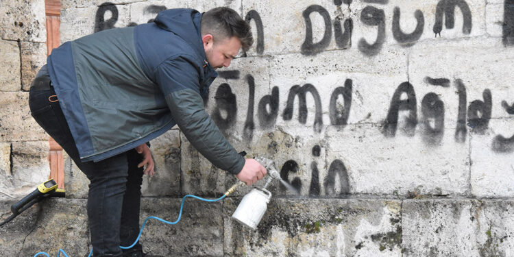 Tarihi medresedeki sprey boyalı yazılar silindi