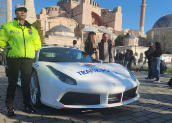 Trafik polislerinin hizmetine verilen Ferrari devriyede
