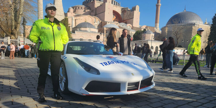 Trafik polislerinin hizmetine verilen Ferrari devriyede