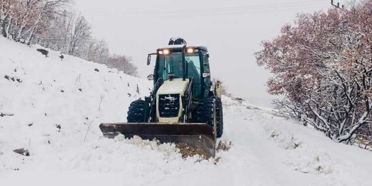 Tunceli'de kar; 50 köy yolu ulaşıma kapandı