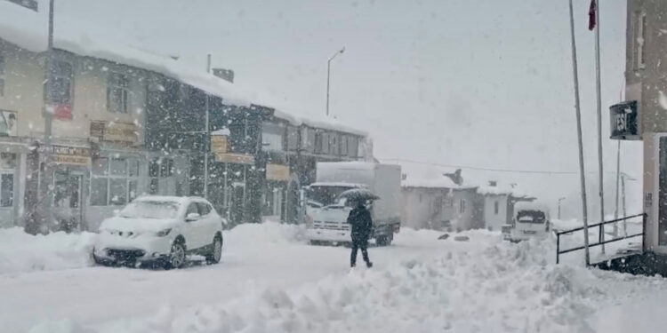 Tunceli'de kar kalınlığı 35 santimetreye ulaştı