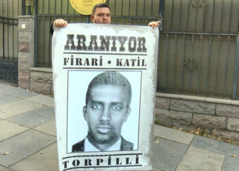 Turhan Çömez'den Somali Büyükelçiliği'ne 'Aranıyor' afişi