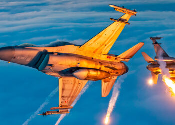 Türk fotoğrafçı ile Türk F-16'ların fotoğrafı finalde
