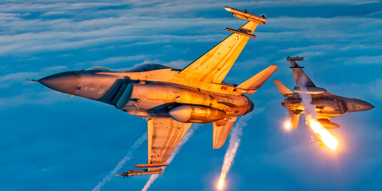 Türk fotoğrafçı ile Türk F-16'ların fotoğrafı finalde 