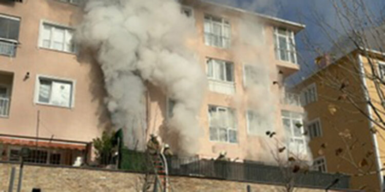 Ümraniye'de 4 katlı binada yangın