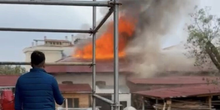 Üsküdar'da marangozhanede yangın