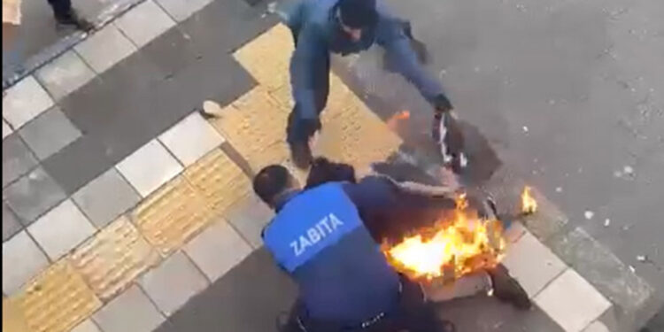 Üzerine benzin döküp kendini ateşe veren seyyar satıcı yaralandı