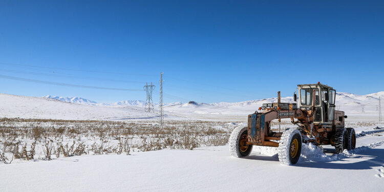 Van'da 451 yerleşim yerinin yolu kardan kapandı