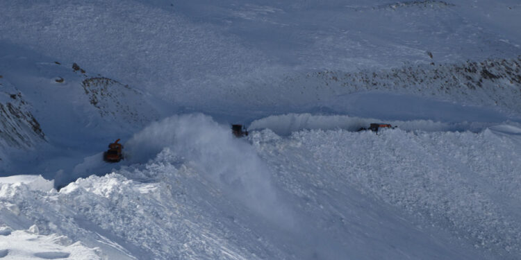 Van'da çığ altında kalan 2 araçtan biri çıkarıldı 