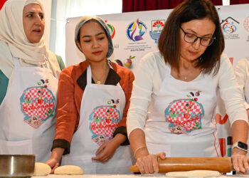 Yalova Valisi Hülya Kaya, göçmen kadınlarla mutfağa girdi