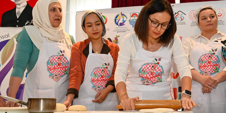 Yalova Valisi Hülya Kaya, göçmen kadınlarla mutfağa girdi