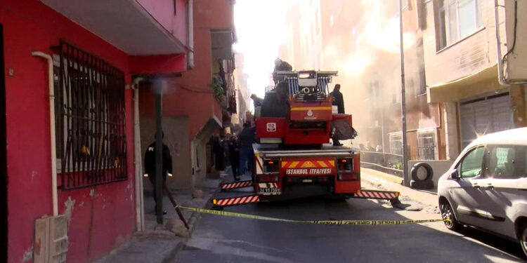 Yangında mahsur kalan 3 kişiyi itfaiye kurtardı