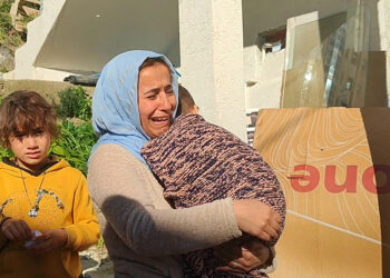 Yangında mahsur kalan anne ve 5 çocuğunu komşuları kurtardı