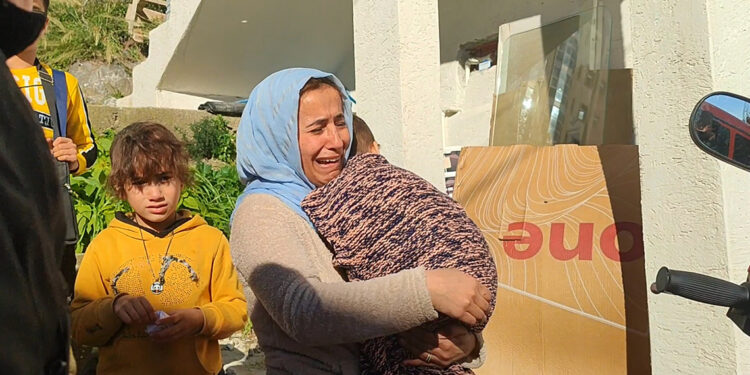 Yangında mahsur kalan anne ve 5 çocuğunu komşuları kurtardı