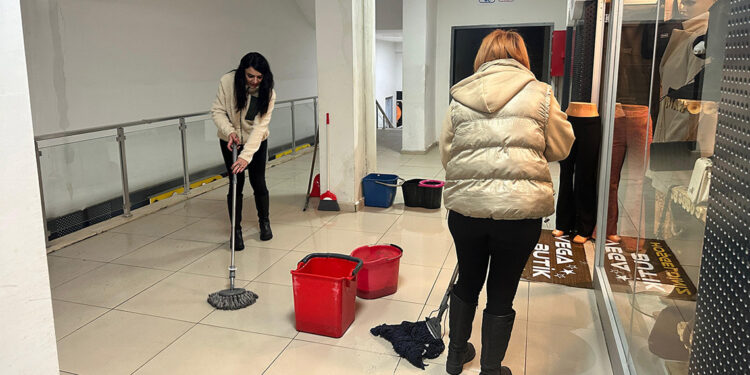 Yer altı çarşısı her yağmurda su altı çarşısına dönüyor