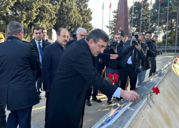 Yılmaz, Bakü'de Türk Şehitliği’ni ziyaret etti