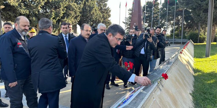 Yılmaz, Bakü'de Türk Şehitliği’ni ziyaret etti