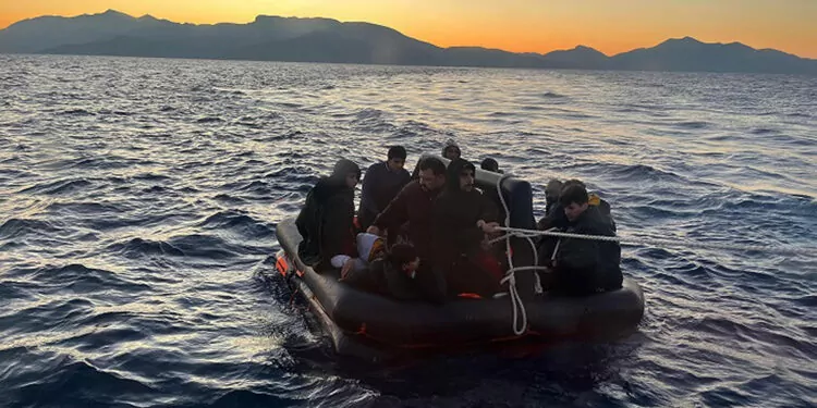Yunanistan'ın geri ittiği 106 kaçak göçmen kurtarıldı