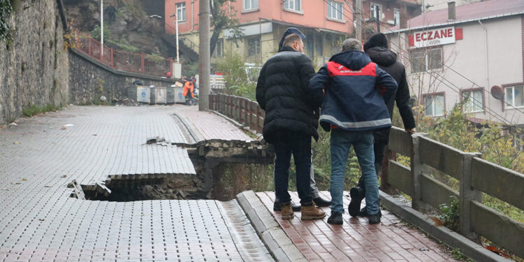 Zonguldak'ta hastane yolu çöktü