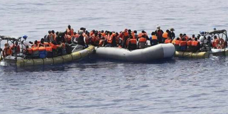 Libya açıklarında göçmen teknesi battı