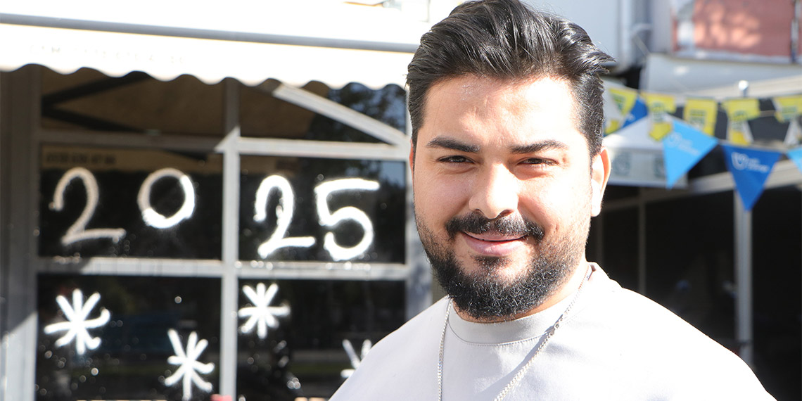 Adana'da her yılbaşı olduğu gibi bu yıl da 'Bir sene ileri' geleneğini sürdüren vatandaşlar ev ve iş yerlerine 'Hoş geldin 2025' süslemeleri yaptı.