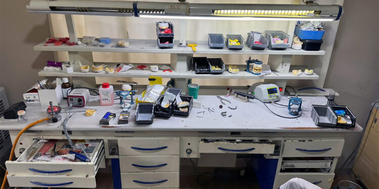 Merdiven altı diş laboratuvarına baskın; 7 gözaltı