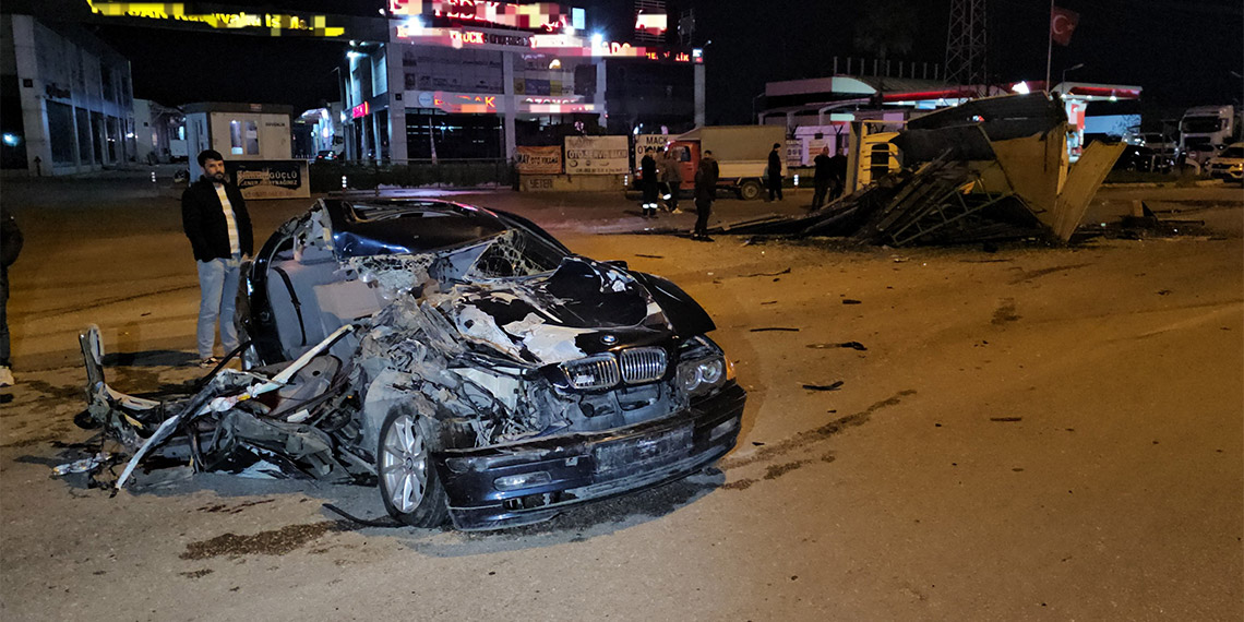 Adana'da otomobil ile kamyonet çarpıştı; 1 ölü 3 yaralı