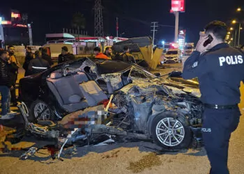 Adana'da otomobil ile kamyonet çarpıştı; 1 ölü 3 yaralı