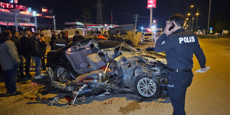 Adana'da otomobil ile kamyonet çarpıştı; 1 ölü 3 yaralı