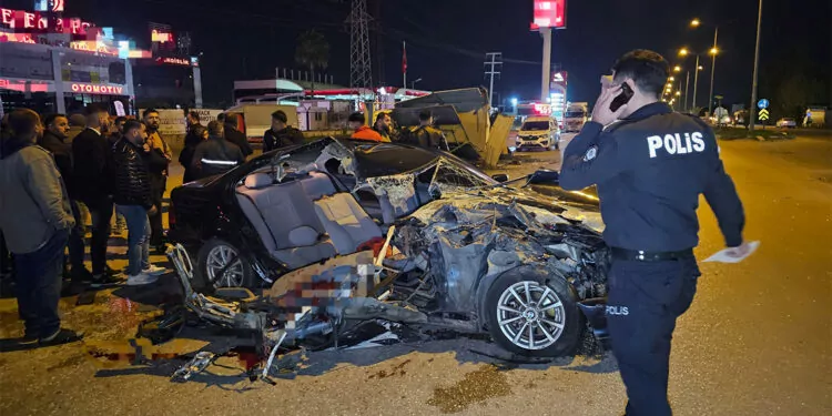 Adana'da otomobil ile kamyonet çarpıştı; 1 ölü 3 yaralı