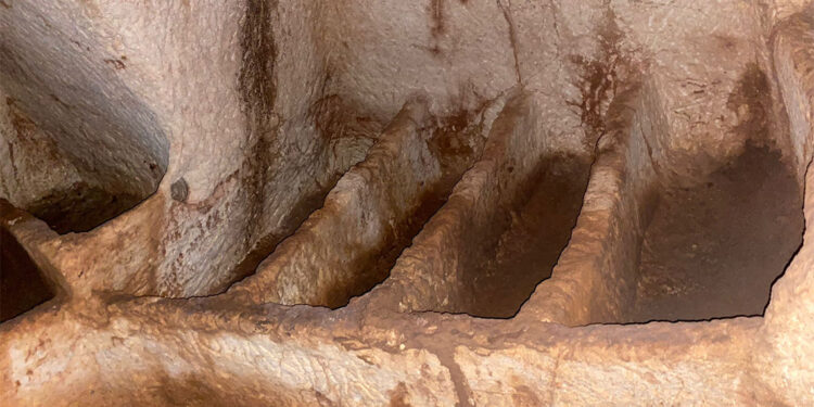 Adıyaman'da 17 bireye ait oda mezar bulundu