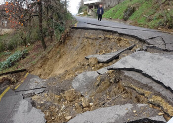 Akçakoca'da heyelanda iki koy yolu kapandı