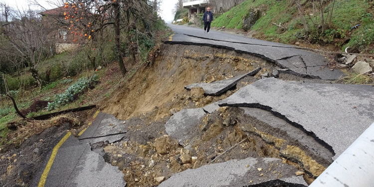 Akçakoca'da heyelanda iki koy yolu kapandı