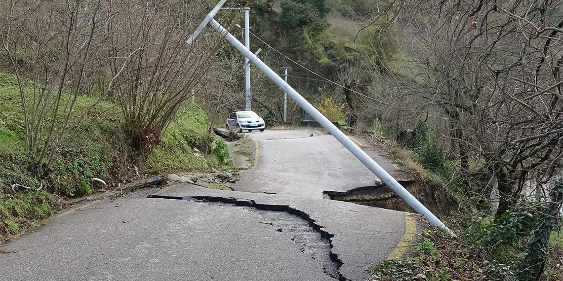 Akçakoca'da heyelanda iki koy yolu kapandı